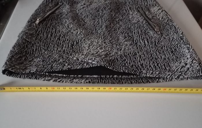 Jupe courte fille 6/8/10 ans .Noir et blanc strié . Coton polyester élasthanne . Parfait état - photo numéro 8