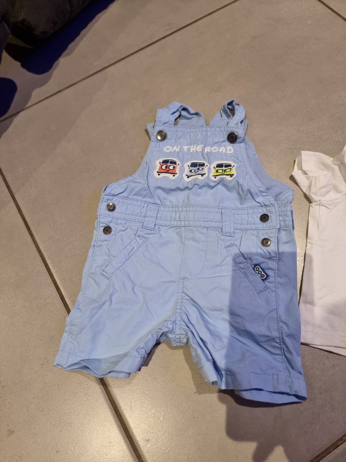 Salopette short et Tee-shirt - photo numéro 2