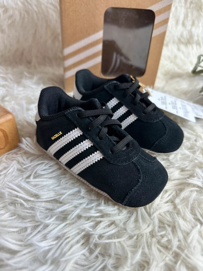 Paire de basket Adidas Gazelle Crib taille 21 - photo numéro 2