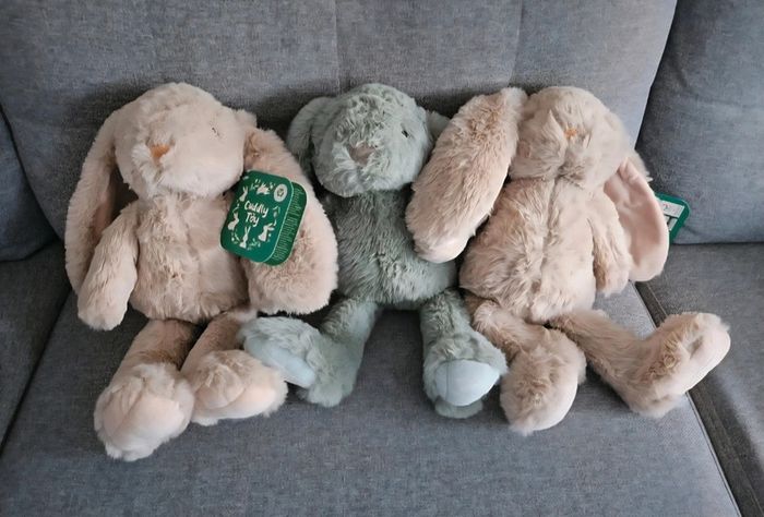 Lot 3 peluches lapins
Neuve avec étiquette