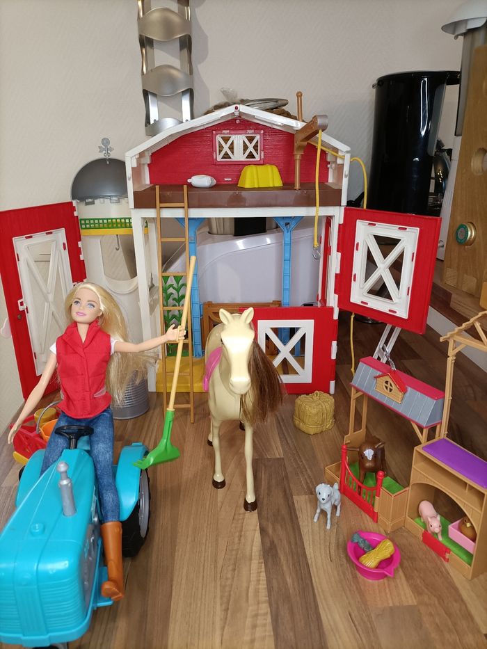 Lot ferme barbie - grange écurie animaux tracteur barbie