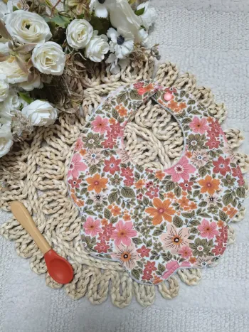 Bavoir forme fleur motifs fleurs