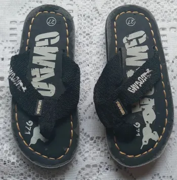 Sandale noires et blanches, quasi neuve, taille 27