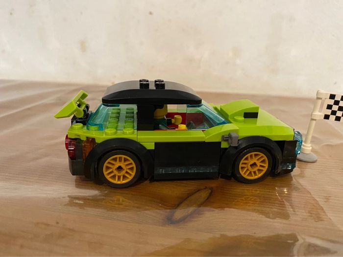 Voiture de course Lego couleur vert lime, noir et doré. Avec sa pilote - photo numéro 3