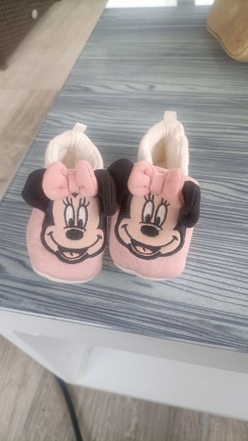 Chaussons bébé fille Mini de Disney taille 6/9 mois en très bonne état