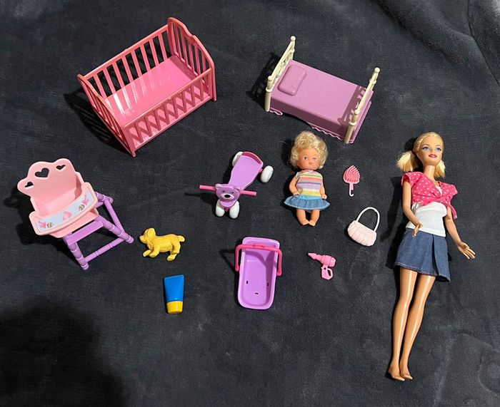 Poupée barbie bébé et accessoires bon état