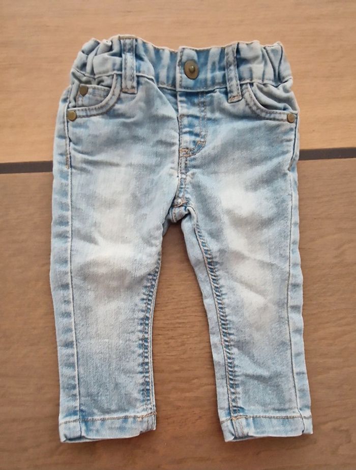 Jean bleu ciel fille 6 mois en parfait état