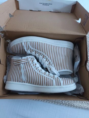 Jolie paire de tennis montantes à mémoire de forme Skechers pointure 35 neuves