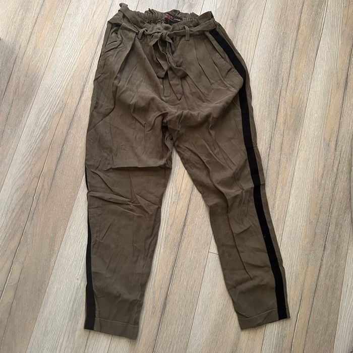 Pantalon kaki et bande noir