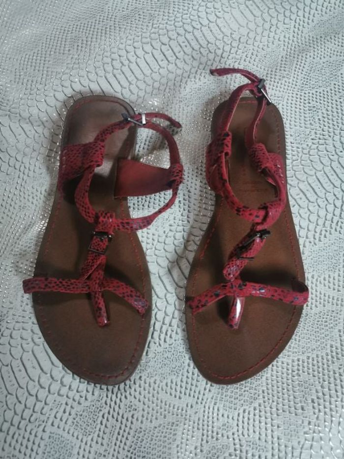 Sandales plates rouges Les P'tites Bombes