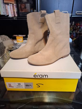 Paire de chaussures bottes boots bottines en cuir beige eram éram indien indienne hippie bohème déguisement cosplay 