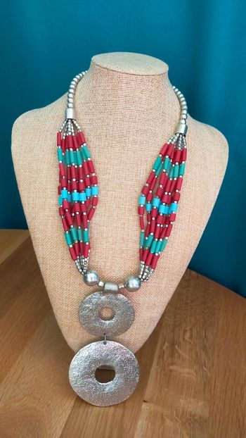 Collier vintage perlé multirangs – Pendentif argenté martelé