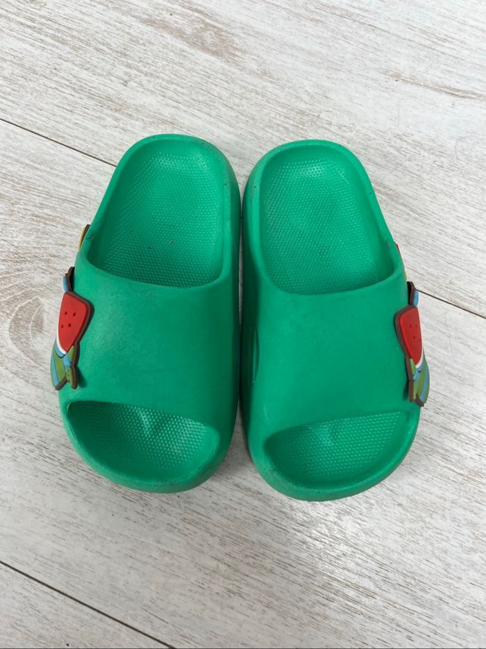Claquettes vertes taille 24/25 - photo numéro 2