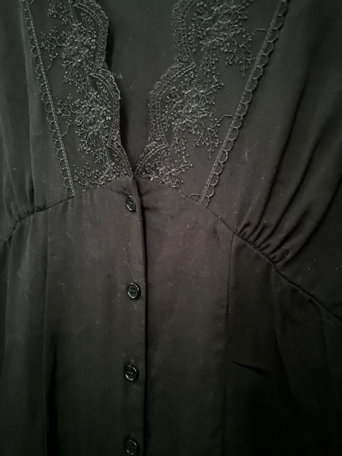669 – robe Zara noire à manches longues et col v avec détails dentelles et boutons - photo numéro 4