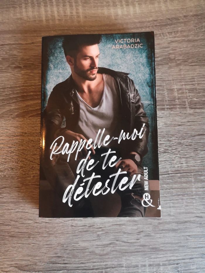 Livre broché romance Rappelle moi de te détester de Victoria Arabadzic