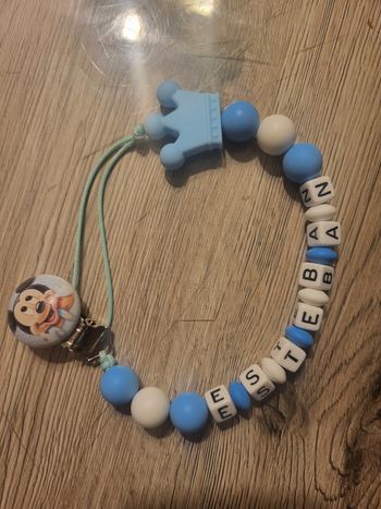 Attache tétine au nom de esteban