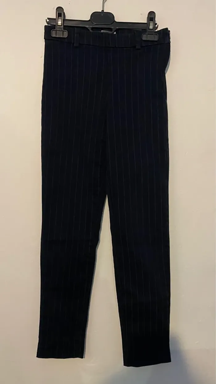 Pantalon bleu lignée gris