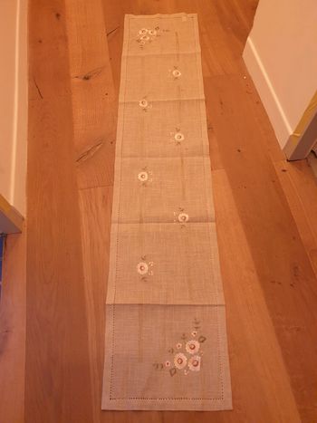 Grand chemin de table avec fleurs neuf