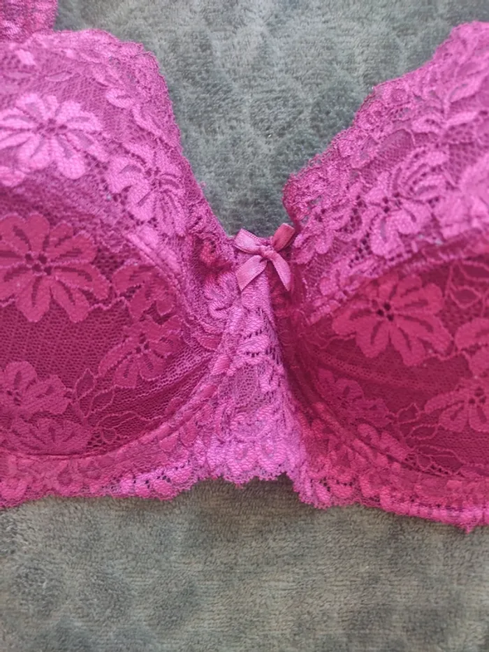 Soutien-gorge dentelle aubergine 90C bon état - photo numéro 3
