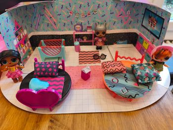 Lot de poupées LOL avec accessoires.