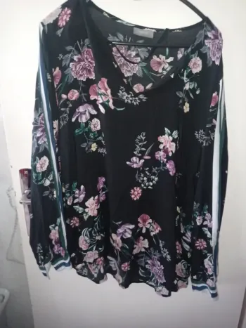 Chemise manche longue noir à fleurs