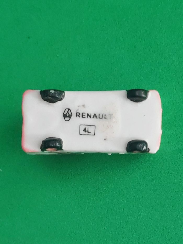 Fève Renault 4L utilitaire - photo numéro 4