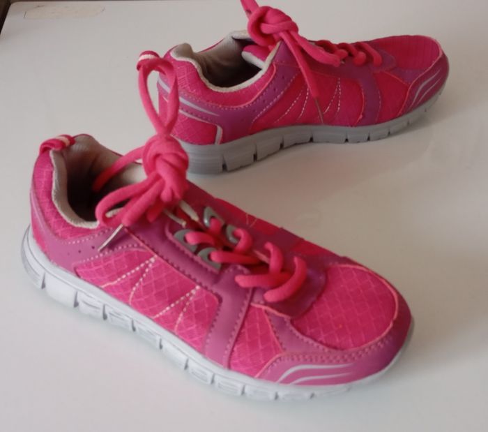 Baskets P31 . Avec lacets  . Tissu rose  et semelles extérieures grises . Parfait état . - photo numéro 3