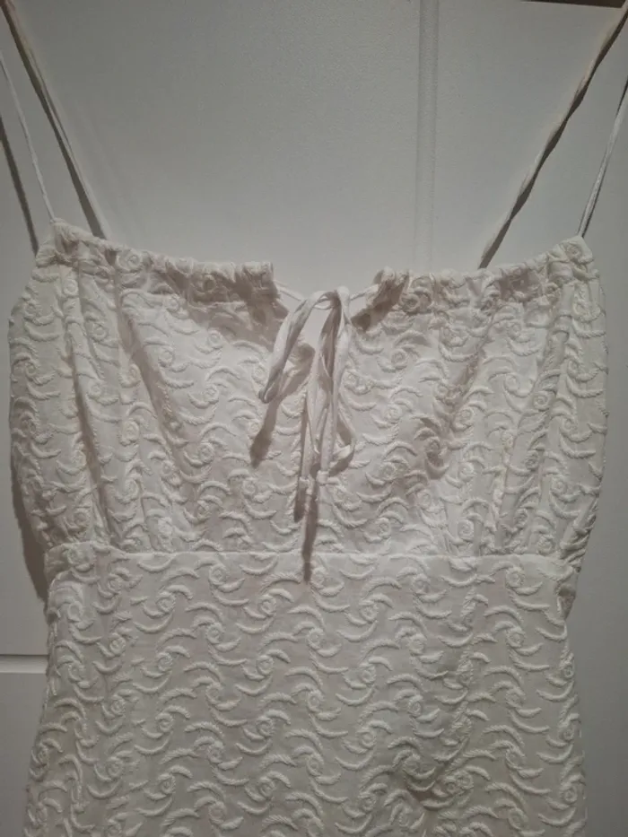 Jolie robe blanche brodée 36 Très bon état - photo numéro 3
