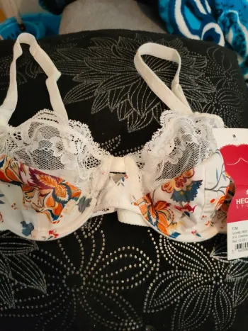 Très joli Soutien gorge dentelle Hechter 85B