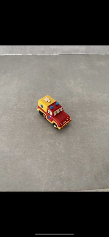 Petite voiture de pompiers