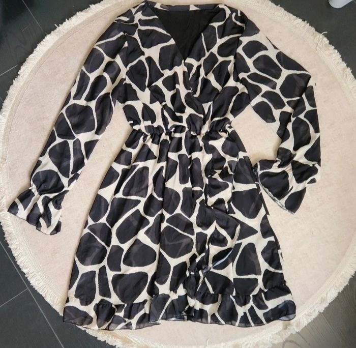 Robe cache cœur noir a motifs beige manches en voile Taille unique jusqu au 42