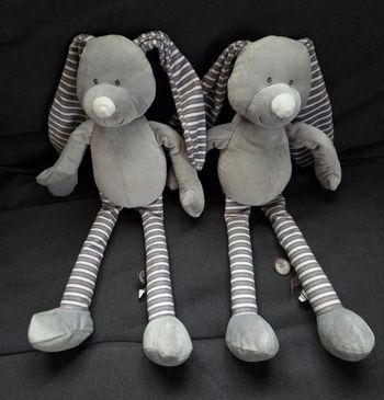 Lot de 2 peluches Lapin gris et rayé dont 1 musical 43 cm - Vaco
