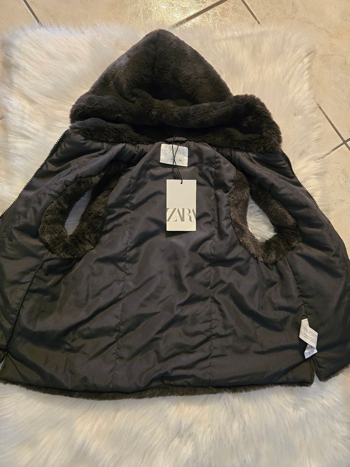 NEUVE( NON PORTÉE)🏷 🤩😍👌👌👌💜💜💜 superbe veste sans manche ans capuche  9 ans fille💜💜(ferme) - photo numéro 2