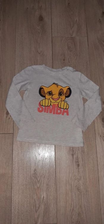Tee-shirt Ml disney Le roi lion "simba" 4 ans en très bon état