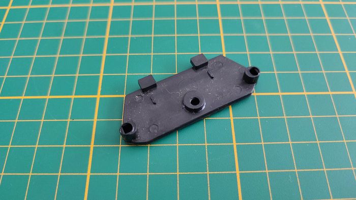 Châssis inférieur 2 pièce détachée miniature Maisto Porsche Boxster 1/18 1/18e 1/18ème #C01 - photo numéro 2