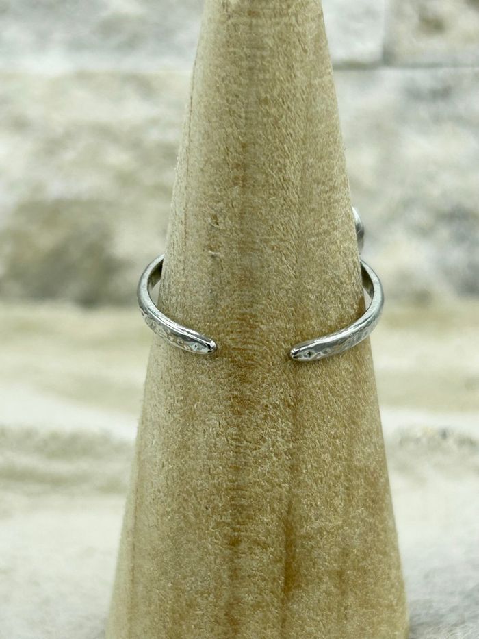 Bague argentée  en acier inoxydable flèche - photo numéro 2