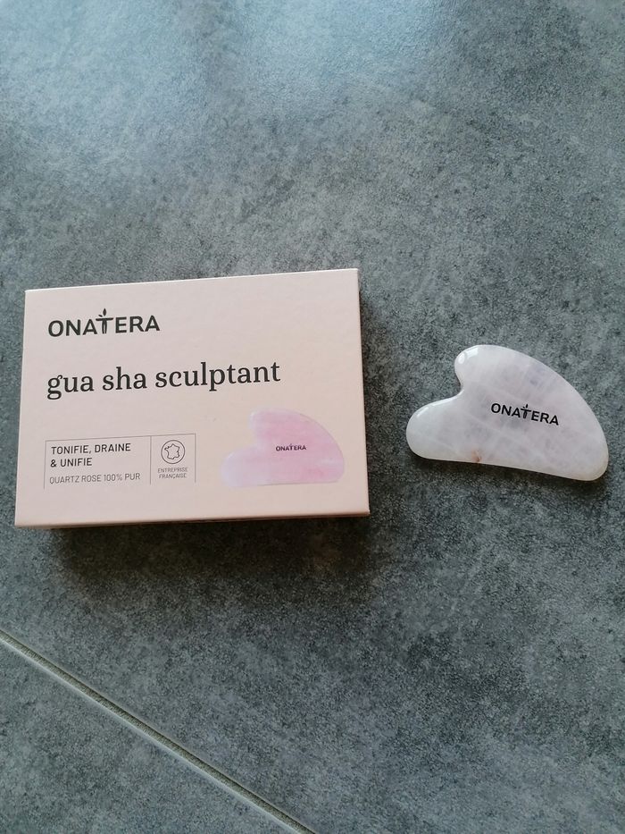 Gua Sha sculptant visage quartz rose onatera neuf