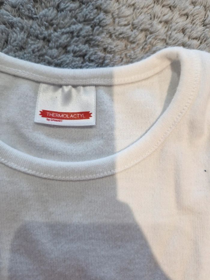 Lot 2 t-shirt Damart chaud fille 23 mois - photo numéro 2