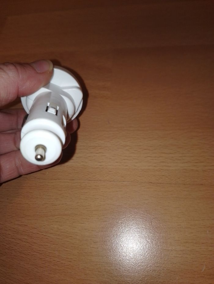 Adaptateur secteur pour mettre sur l'allume cigare - photo numéro 4