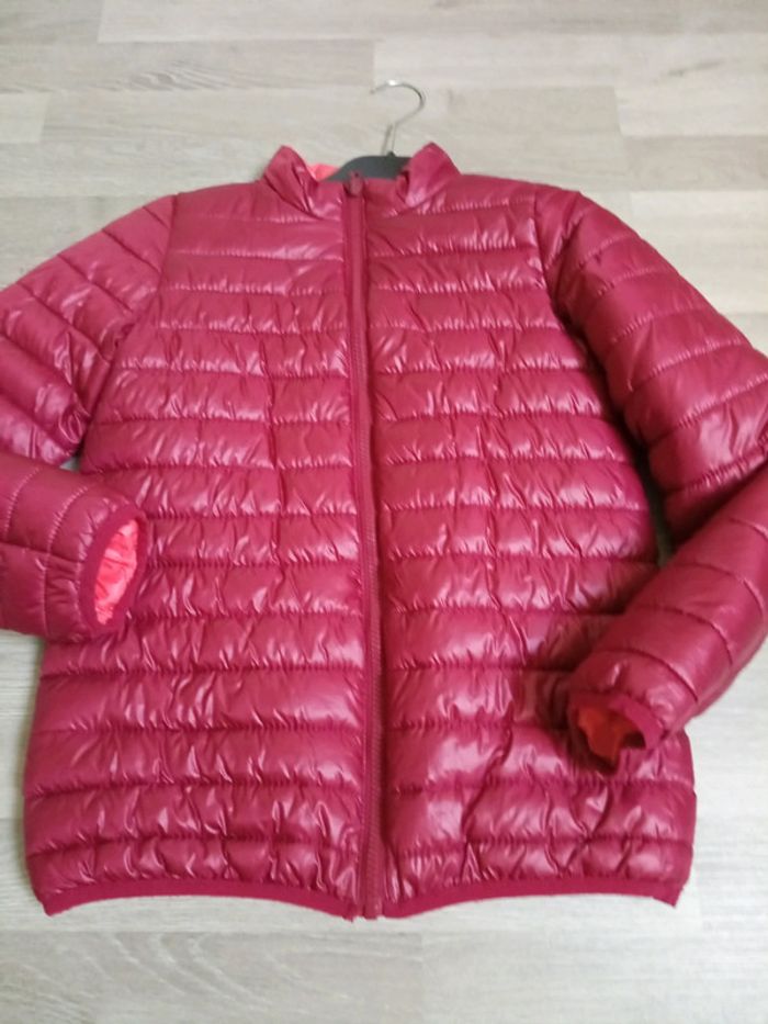 Doudoune légère Kiabi fille 12 ans couleur framboise très bon état - photo numéro 2