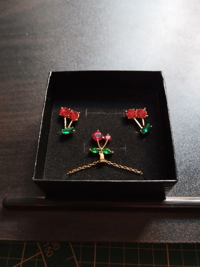 Boucles d'oreilles et pendentif cerise avec coffret cadeau - photo numéro 3