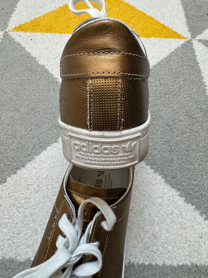 Basket Adidas courtvantage Taille 39 1/3 - photo numéro 4