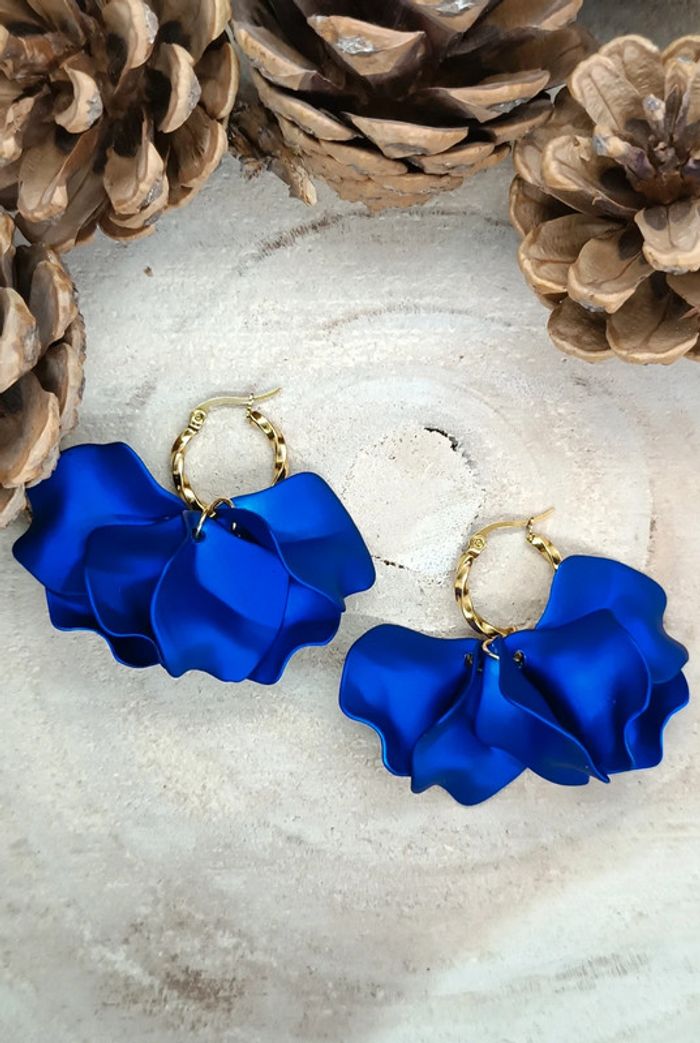 Superbe paire de boucles acier inoxydable et pétales acryliques