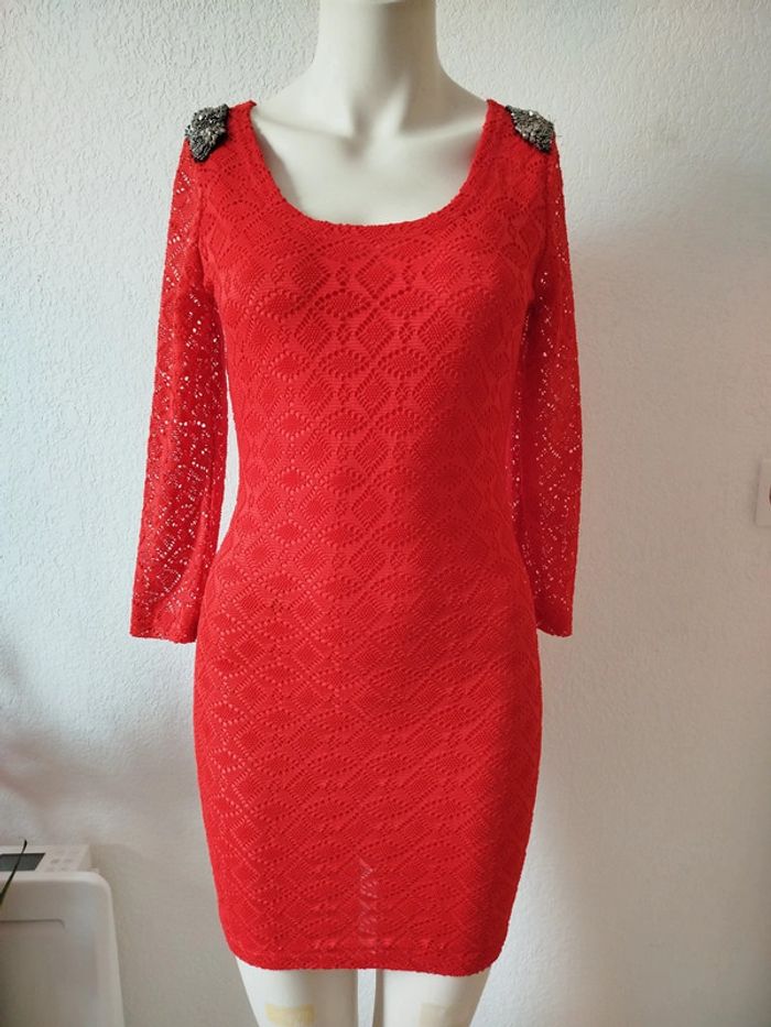 Robe rouge uni courte dentelle sexy strass sur les épaules manches 3/4 - photo numéro 2