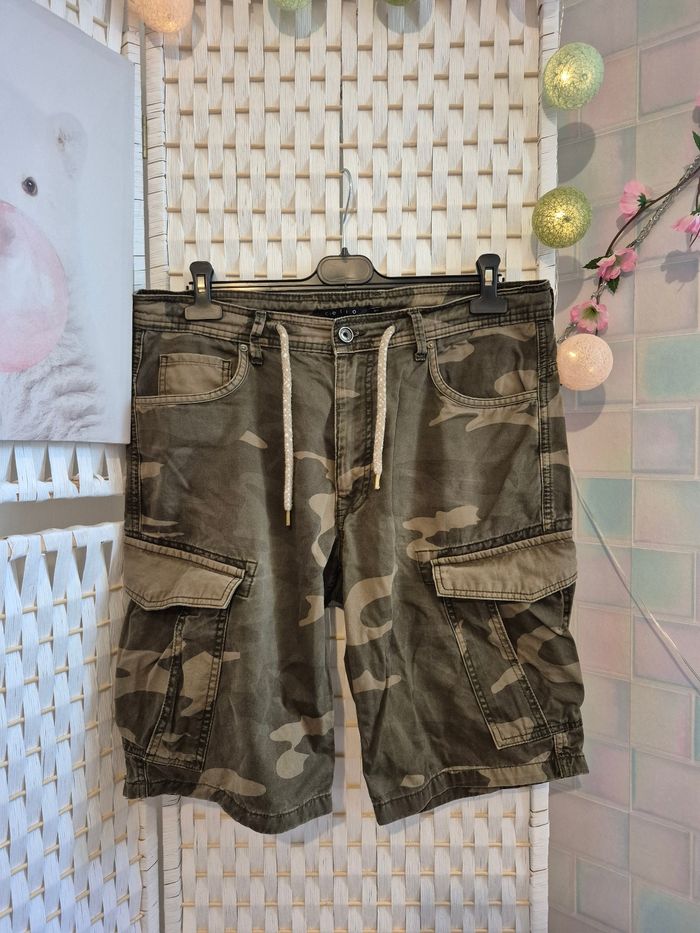 💕Short / Bermuda Cargo Camouflage Celio - Taille 44 (L) - homme Très bon état💕 - photo numéro 2