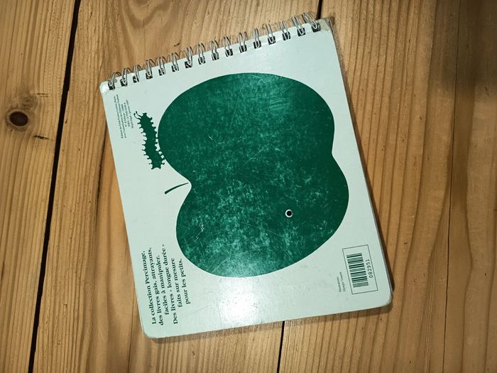 Livre vintage un petit trou dans une pomme - photo numéro 3