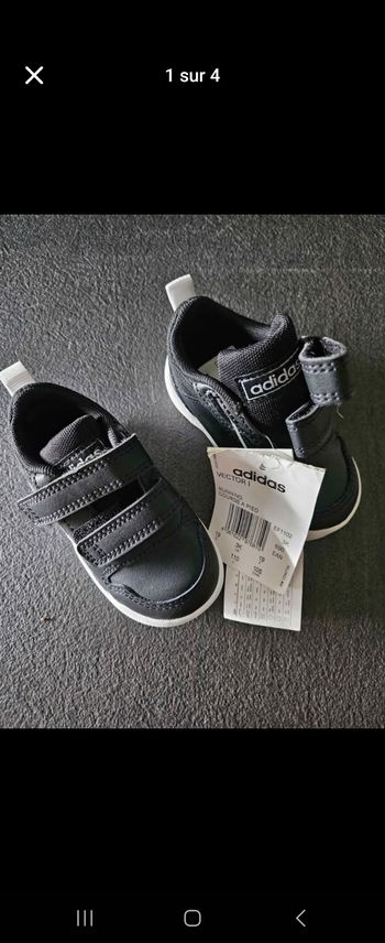 Chaussures Adidas enfant T19 neuves 