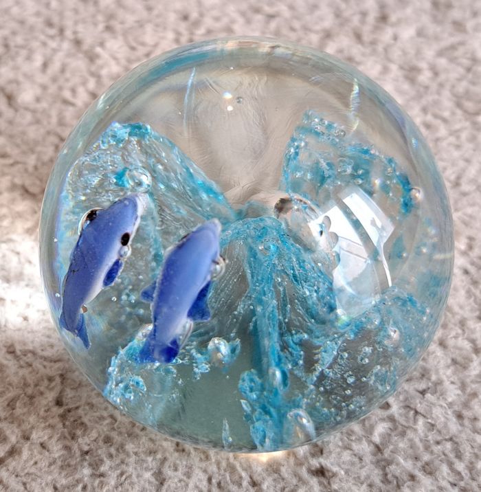 Presse papiers, boule en verre ou sulfure aux décors d'océan - photo numéro 2