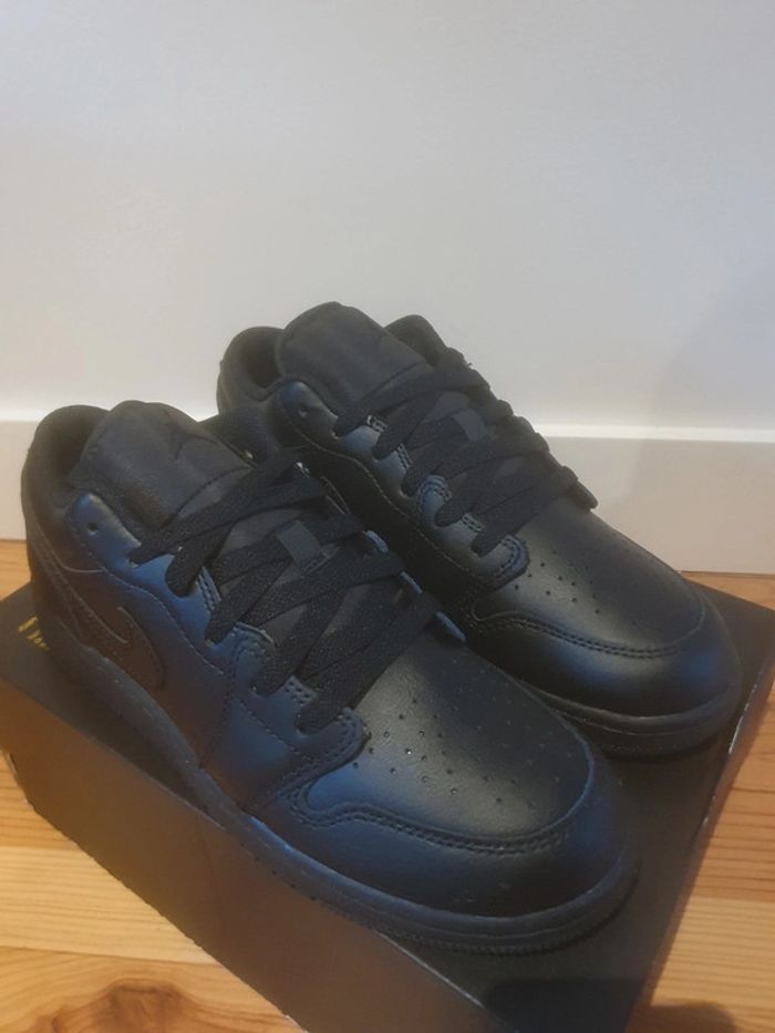 Nike Jordan 1 Low " full black"(38.5) - photo numéro 4
