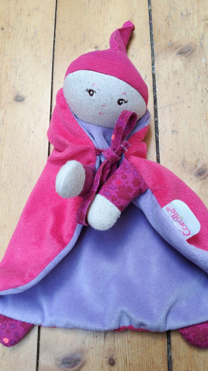 Doudou poupée corolle